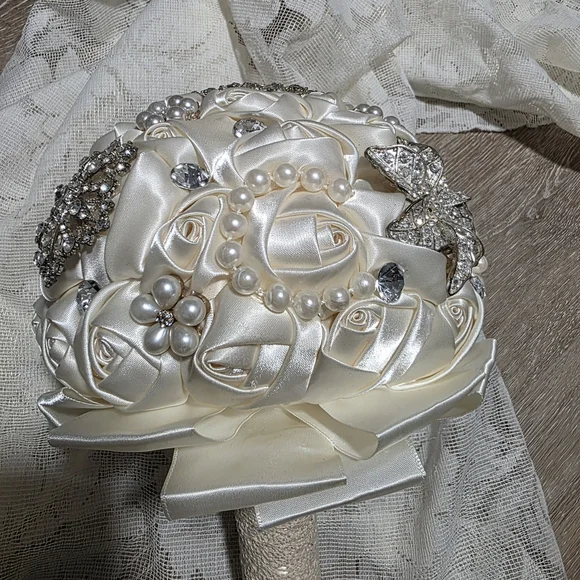 Pearls Rhinestones Brooch Elegant Ivory Cream Satin Rose Bridal Bouquet. - Picture 2 of 3
